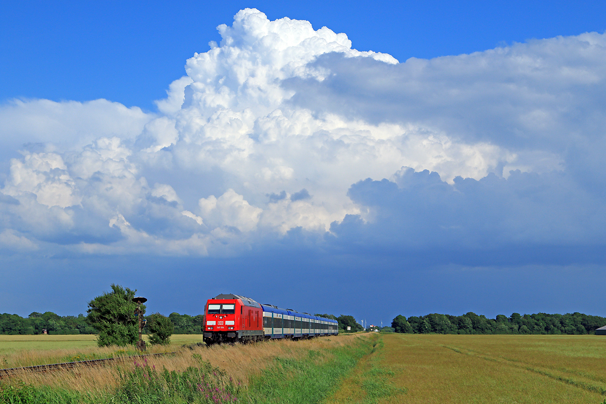 Das Gebilde oberhalb des Zuges nennt sich "Wolke". RE mit FV-245 unter imposantem Wolkengebilde